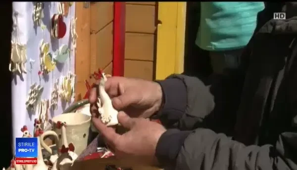 Ouă de lemn vopsite, coșulețe împletite sau iepurași de pânză, la târgul de Paște de la Sibiu