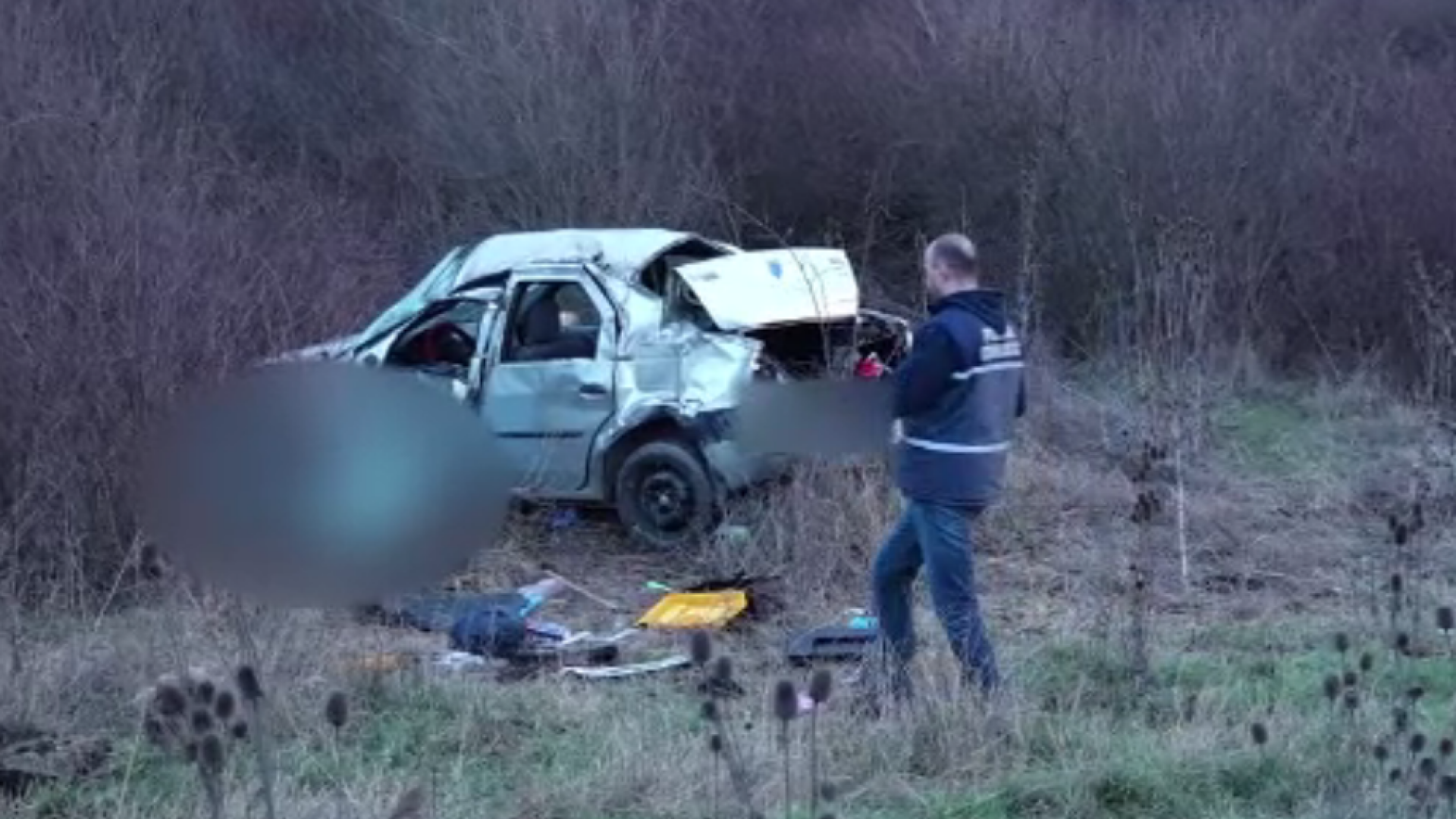 O depășire la limită a provocat moartea a doi oameni, în Cluj. Șoferul vinovat a fugit de la fața locului