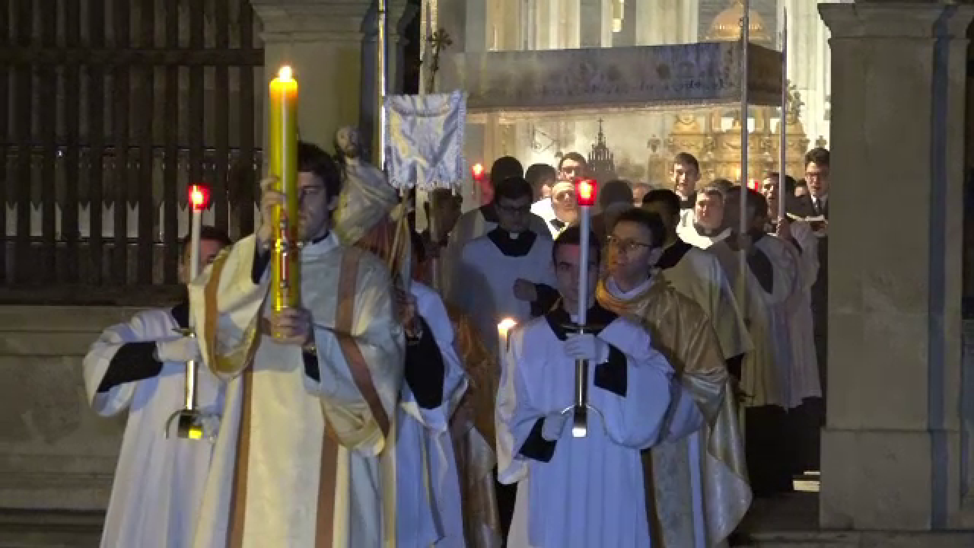 Romano-catolicii şi protestanţii celebrează Paştele. Credincioșii au primit cu bucurie lumina sfântă