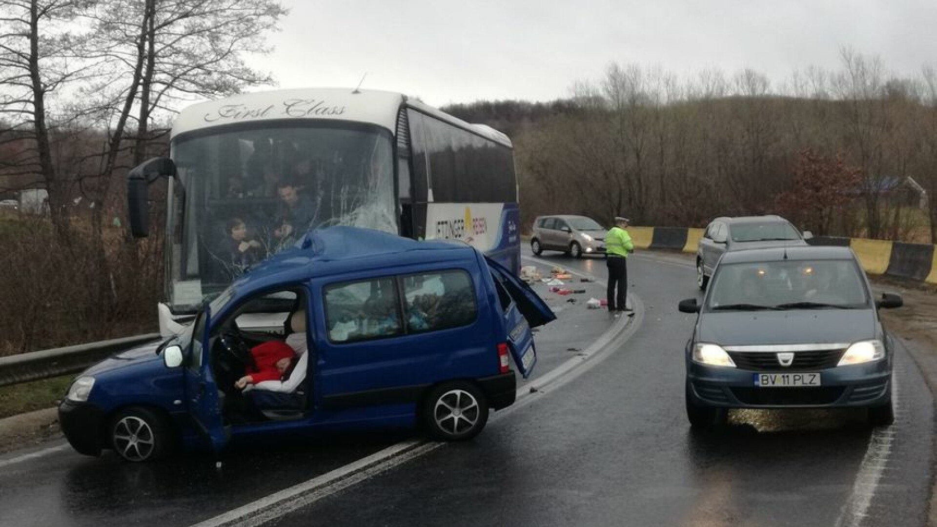 Autocar cu 40 de pasageri, implicat în accident pe DN 1. O femeie a murit