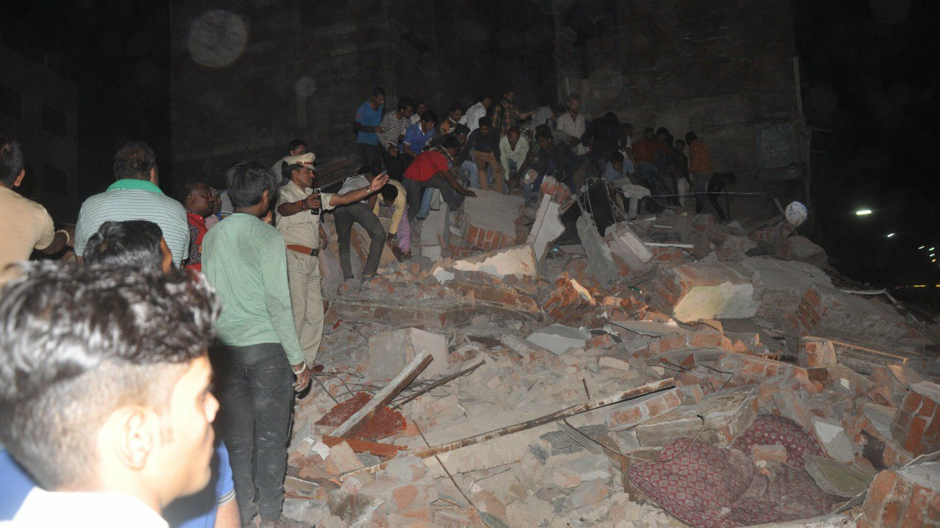 Momentul în care un hotel din India este lovit de o mașină și se prăbușește. 10 oameni au murit. VIDEO