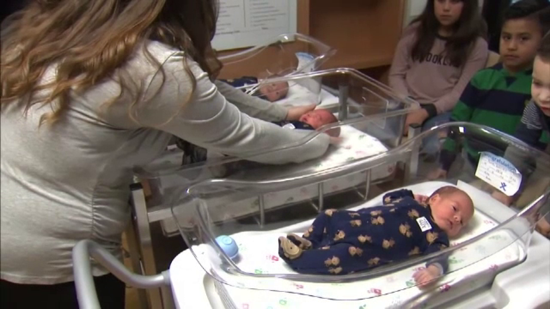 După ce a născut gemeni, o femeie din SUA a aflat că va avea tripleți: ”Data viitoare fac 4”