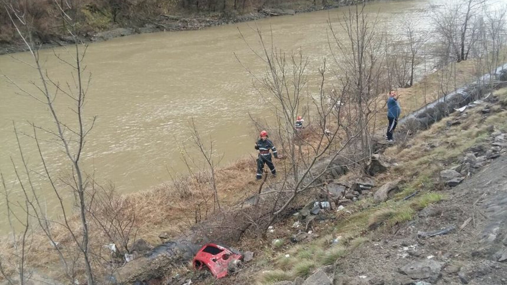 Maşină cu 3 persoane, căzută în Olt, în Vâlcea: fetiţă de 13 ani, salvată, părinţii ei, dispăruți