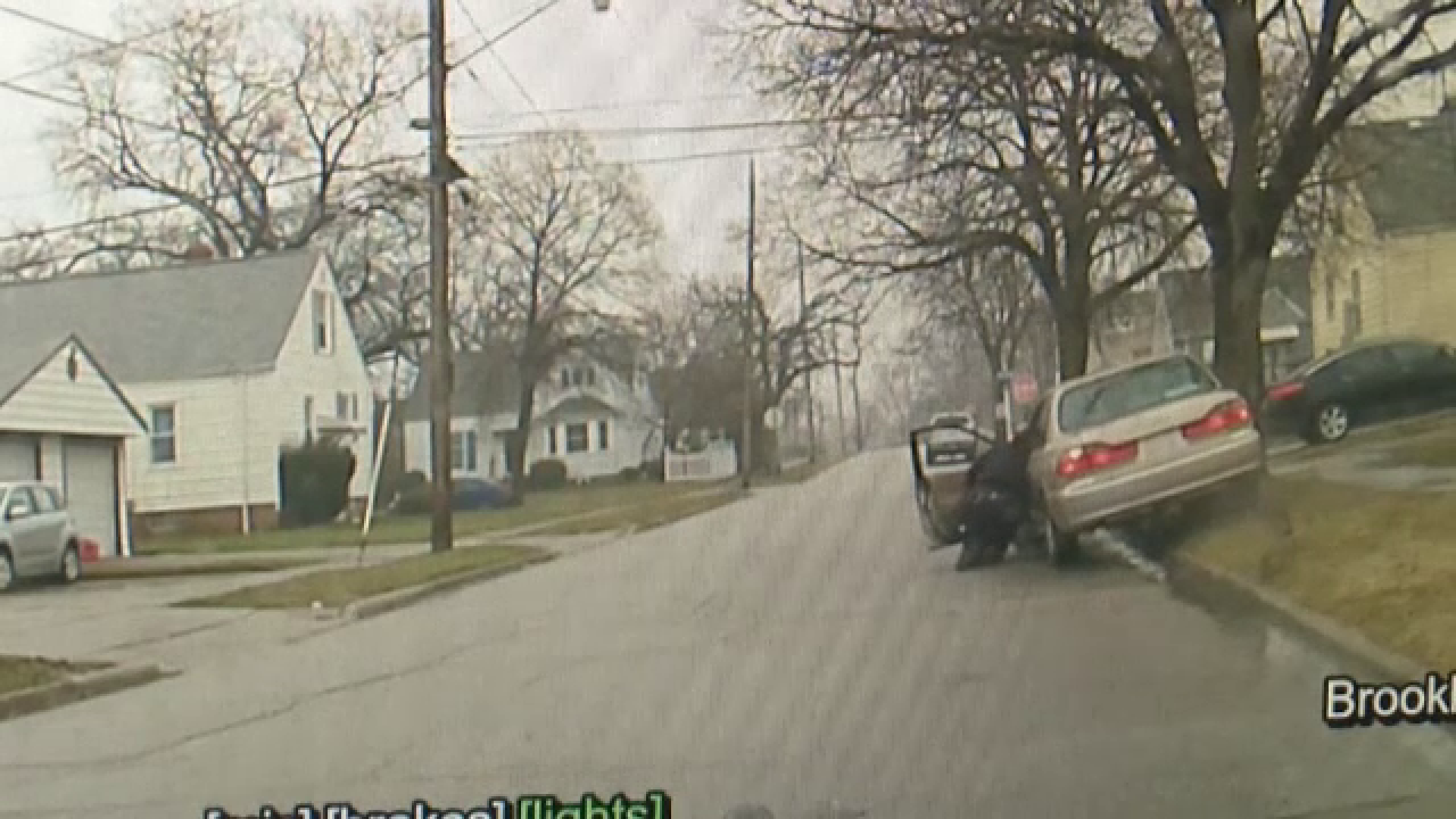 Polițist rutier târât pe stradă de un șofer prins la volan fără permis. VIDEO