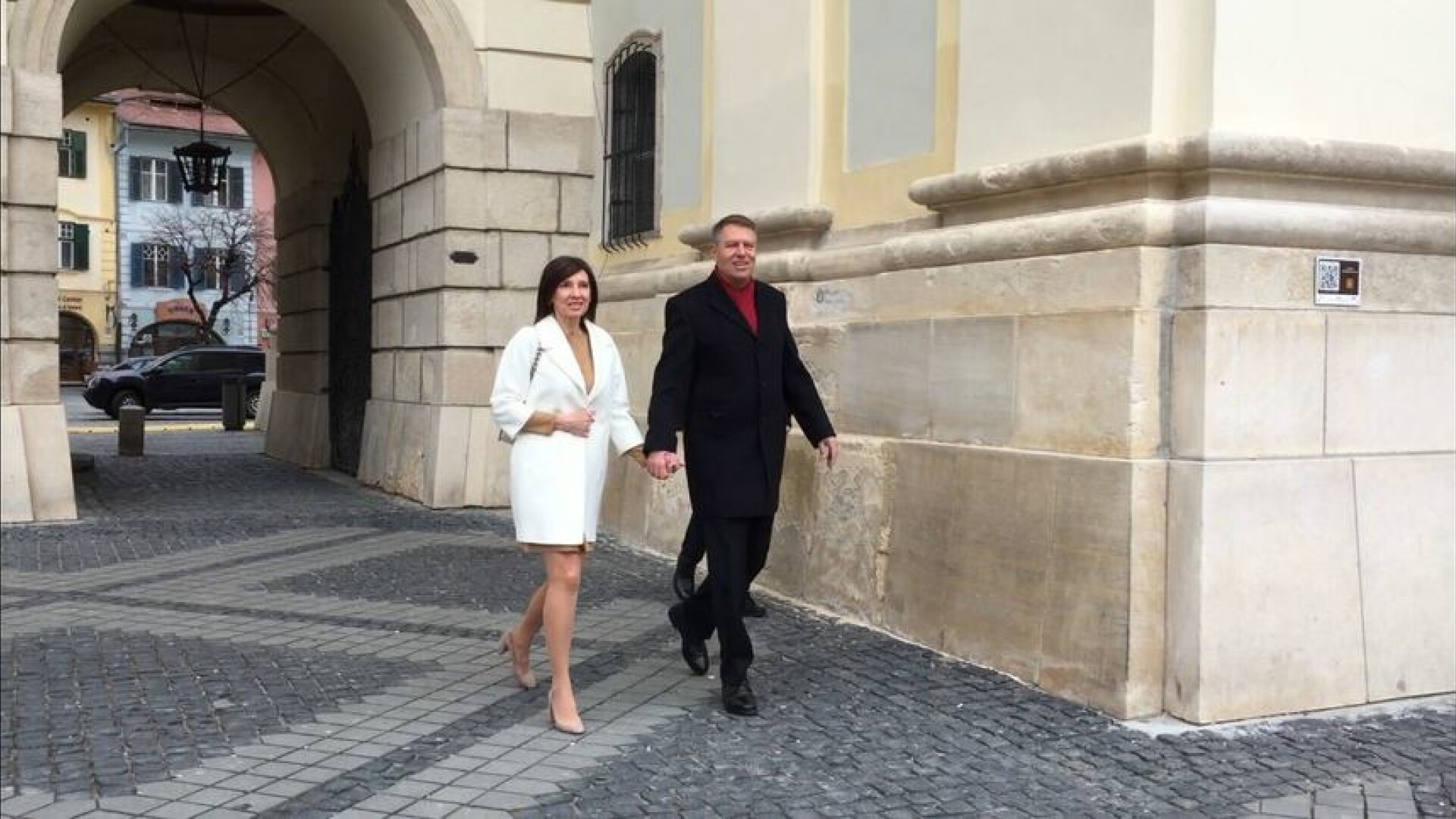 Klaus Iohannis şi soţia sa, Carmen, participă la slujba de Paște la o biserică din Sibiu