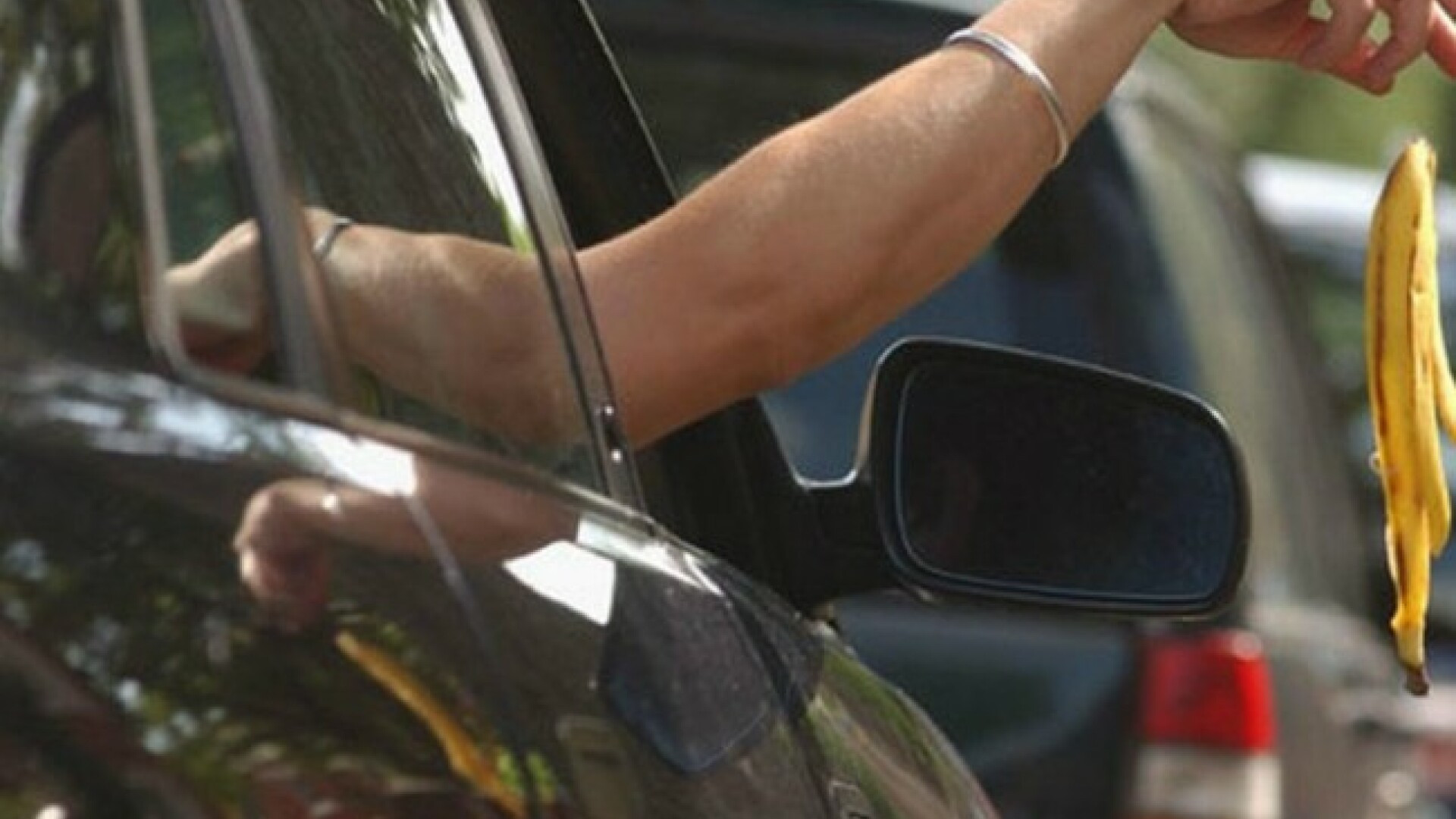 Pedeapsa primită de șoferii britanici care aruncă gunoi pe geamul mașinii