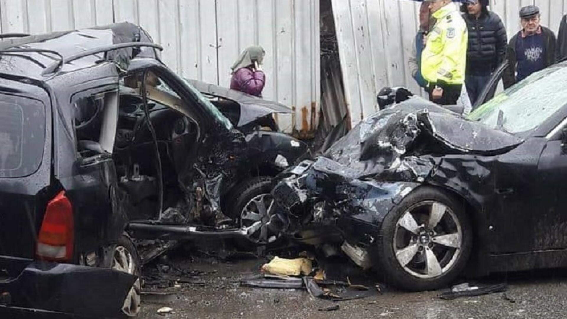 Doi morţi şi 9 răniţi, după ce două maşini s-au ciocnit frontal. Codul roșu de intervenție, activat