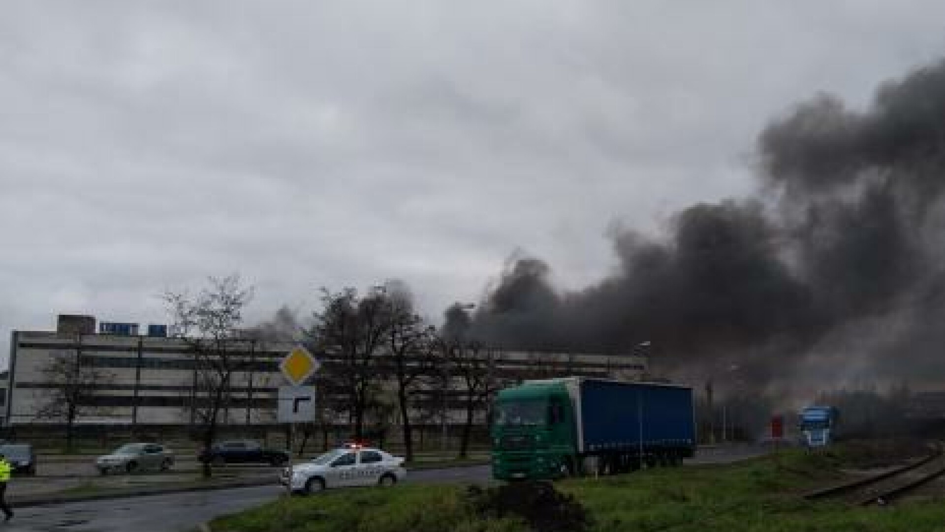 Incendiu puternic la o fabrică de componente auto din Oradea. Zona acoperită de fum dens