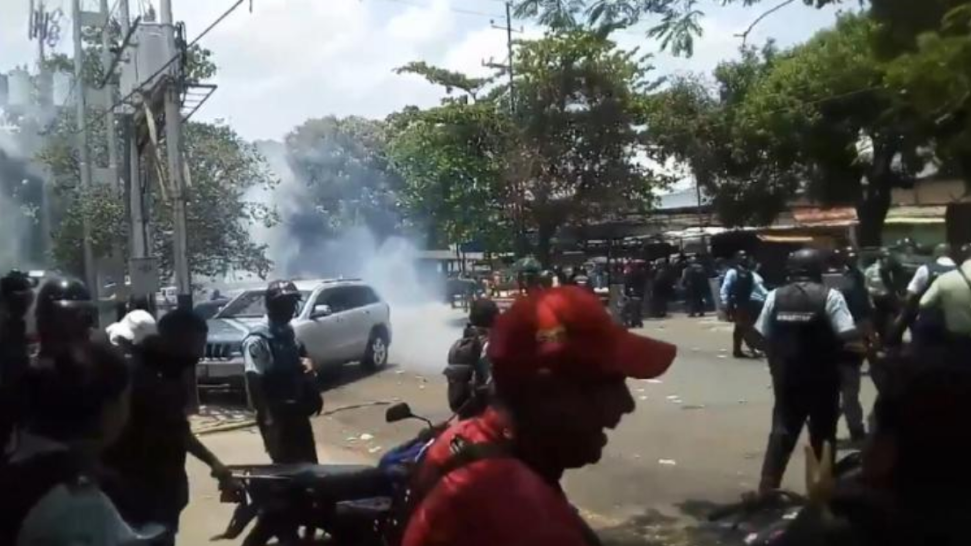 Poliţişti arestaţi după ce un incendiu a provocat moartea a zeci de deţinuţi în Venezuela