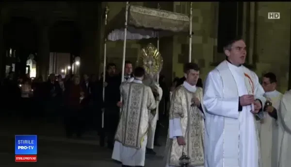 Romano-catolicii şi protestanţii celebrează Paştele. Credincioșii au primit cu bucurie lumina sfântă