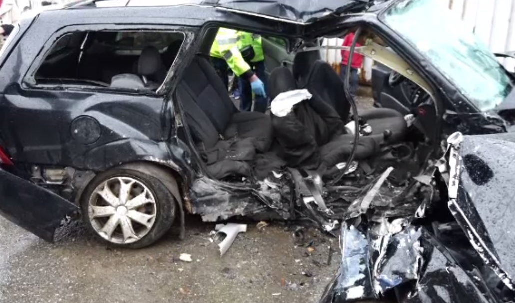 Trei morți și 7 răniți după ce 2 mașini s-au lovit frontal. Câțiva pasageri se întorceau de la biserică