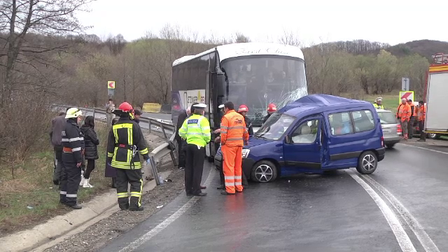 Autocar cu 40 de pelerini care mergeau la Prislop, implicat într-un accident. O femeie a murit