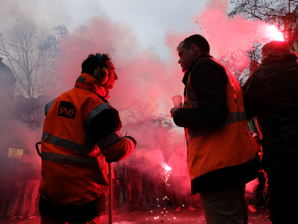 Franța, paralizată de greva lucrătorilor feroviari și aerieni