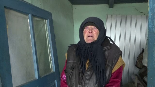 Tanti Elena trăieşte dintr-o pensie de 600 de lei şi din mila vecinilor iar casa stă să cadă pe ea
