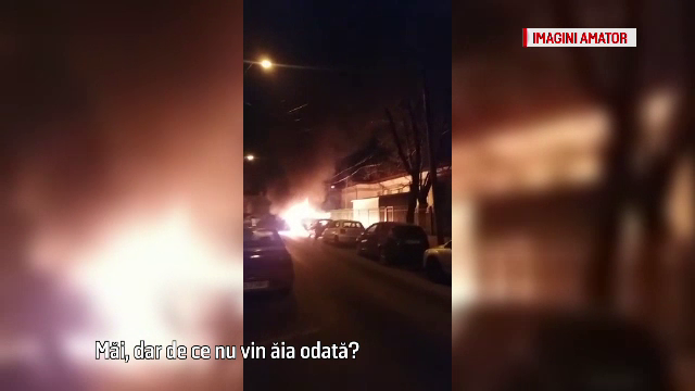 Polițiștii încă îl caută pe piromanul care a incendiat 7 mașini. "Nu se poate abține"
