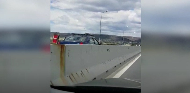 Șofer filmat gonind pe contrasens, la Mioveni. În mașină avea și un copil