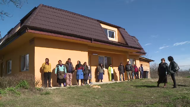 Centru social din Giurgiu, lăudat de oficiali. În satul vecin, cabinetul se dărâmă