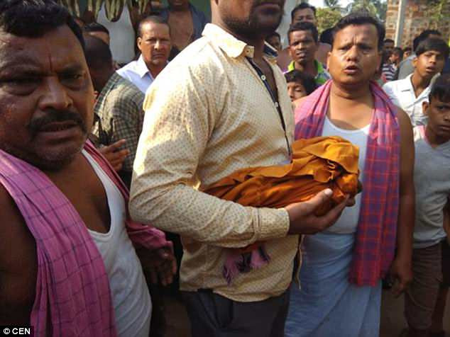 Un bebeluș a fost omorât de o maimuță care l-a smuls din brațele mamei. Reacția tatălui