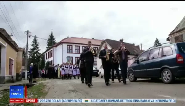Tradiție de sute de ani într-un sat din Brașov. Localnicii s-au adunat pentru
