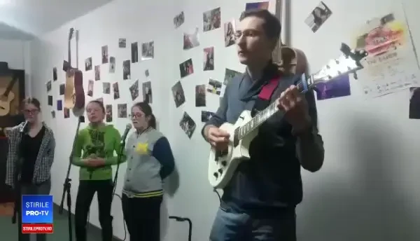 Chitara lui Mihai Alexandru de la Goodbye to Gravity a ajuns la copiii din Rădăuți - partea a 2-a