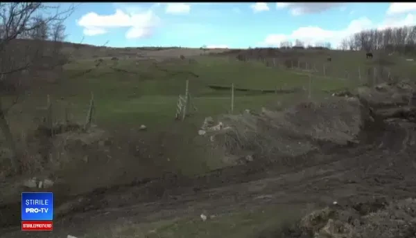 Alunecări de teren şi inundaţii, în Buzău. Mii de oameni sunt rupţi de lume