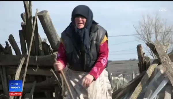 Tanti Elena trăieşte dintr-o pensie de 600 de lei şi din mila vecinilor iar casa stă să cadă pe ea