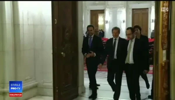 Ce spun analiştii despre partidul lui Cioloş. Există riscul să ajute involuntar PSD