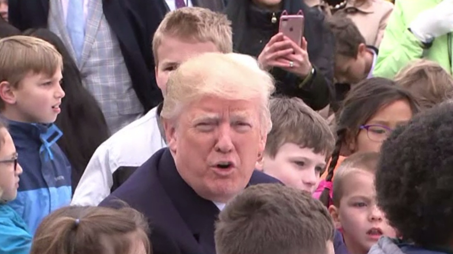 Înconjurat de zeci de copii, Trump nu s-a putut abține de la declarații politice. Cu ce s-a lăudat