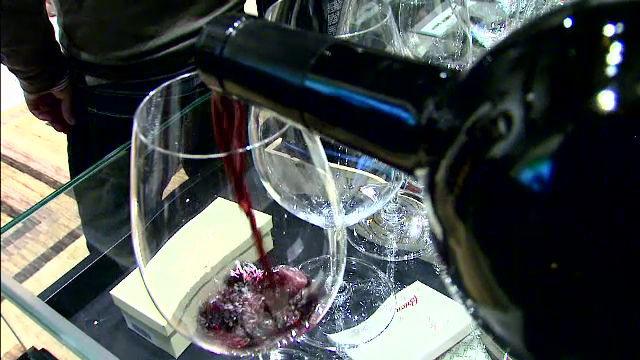 Românii au început să dea banii pe vin de calitate, dar nu ştiu cum să-l bea