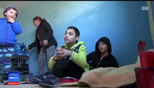 Trei copii locuiesc cu mama lor pe străzi: Îmi doresc mâncare caldă, ca să nu amețim de foame