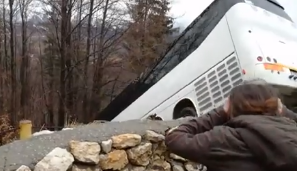 Momentul în care un autocar cu turiști cade în râpă, la Cheile Grădiştei. VIDEO