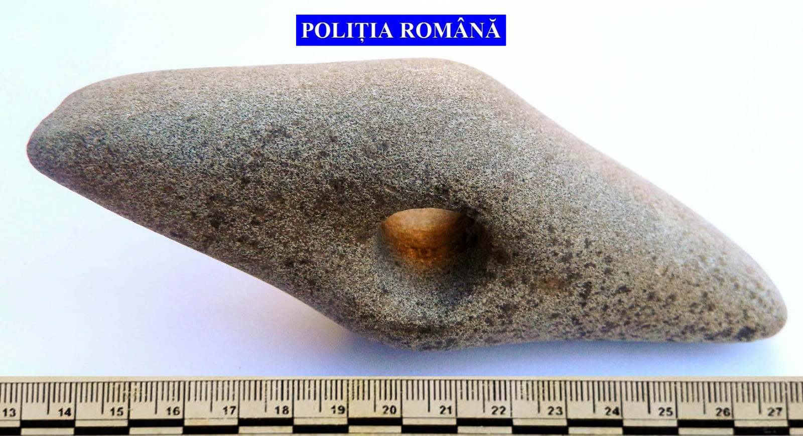 Un bărbat din Argeş s-a trezit cu mascaţii la poartă. Ce ascundea în grajd