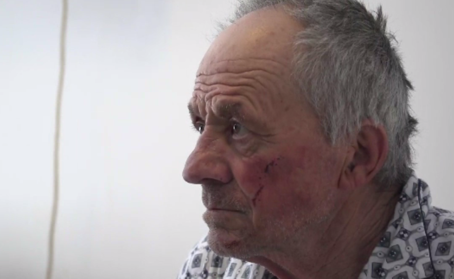 Hrană, bani pentru chirie și loc de muncă. Românii fac dreptate în cazul bătrânului bătut