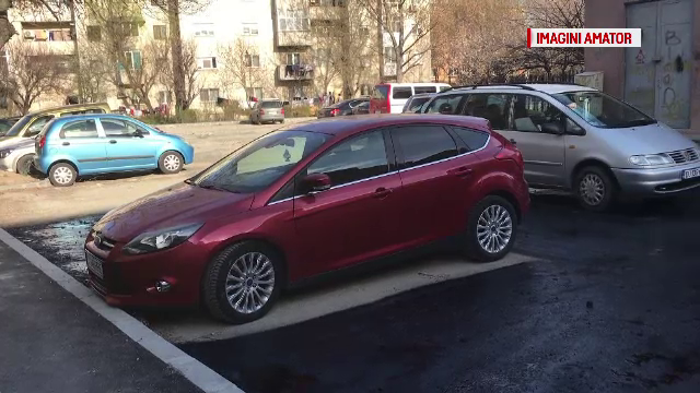 Modul inedit prin care câţiva muncitori din Craiova au asfaltat o parcare din oraş