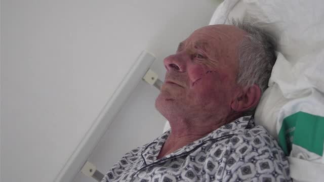 Tinerii care au bătut un bătrân într-un pasaj din Brașov, acuzați de tentativă de omor