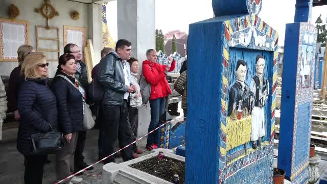 Străinii care fac Paștele în Maramureș. Cimitirul de la Săpânța, atracția principală