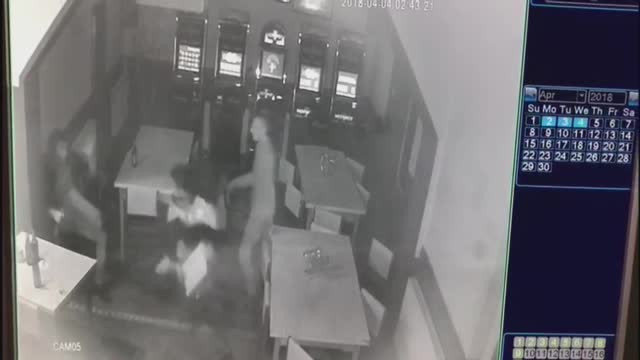 Bărbat bătut cu sălbăticie într-un bar din oraşul Beclean