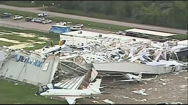 Imagini spectaculoase cu un hangar de avioane distrus de o furtună, în Texas