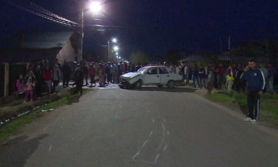 Fetiță de 11 ani, în stare gravă după ce a fost izbită pe trotuar de o mașină ricoșată