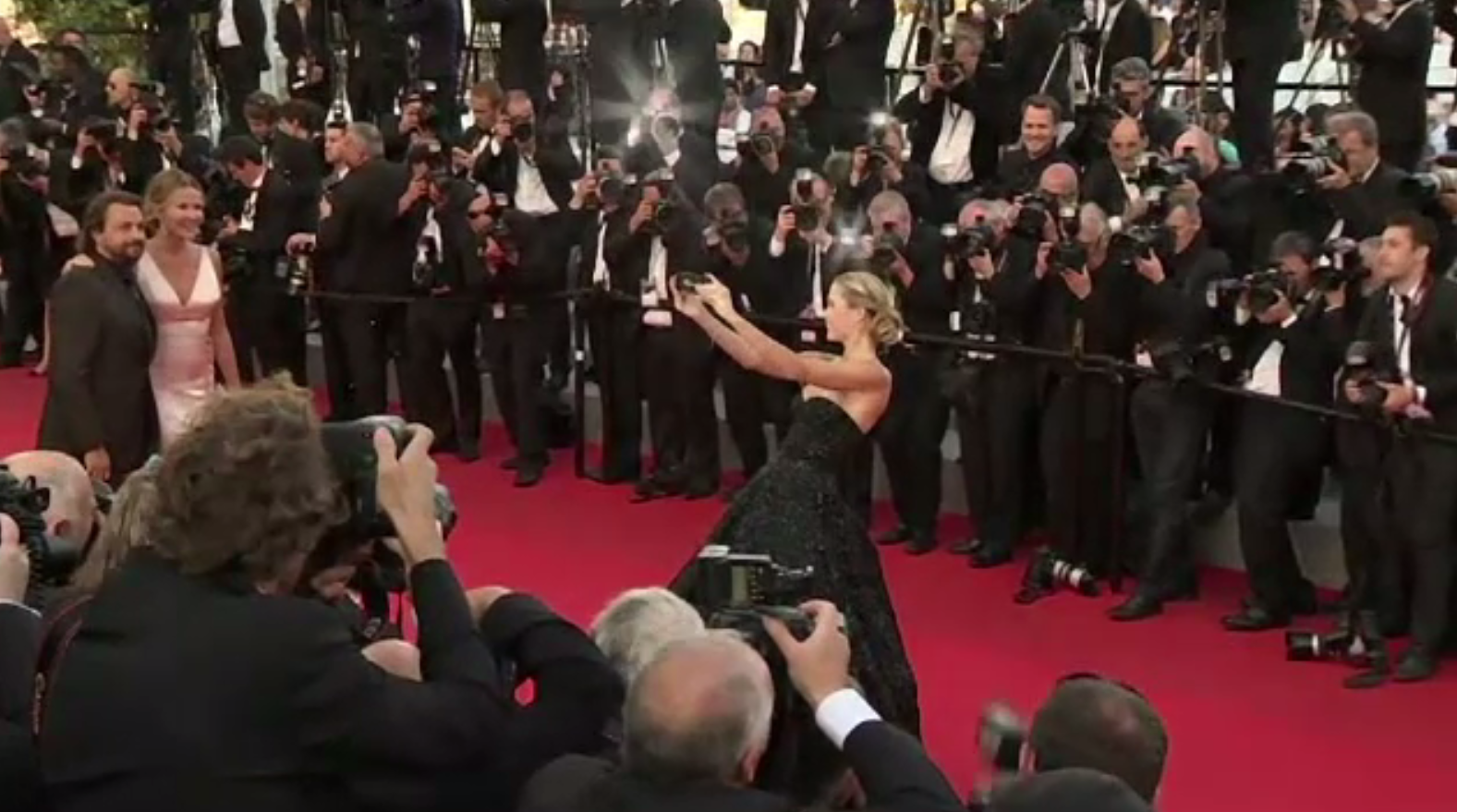 Fără selfie-uri pe covorul roşu de la Cannes. Măsura anunțată de directorul festivalului