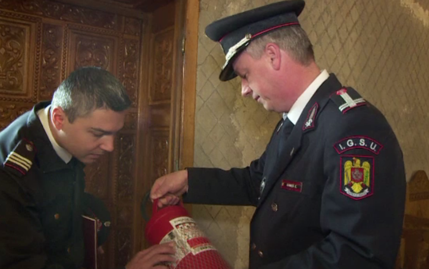 Controale în biserici, înainte de Paște. Pompierii au verificat stingătoarele și ieșirile