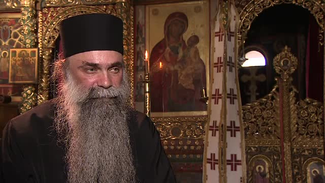 Fiul a doi celebri actori români, călugăr la Muntele Athos. "Lumea are mult rău în ea, e mai uşor aici"