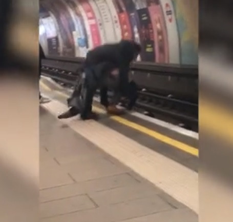 Momentul șocant în care 2 bărbaţi sunt salvaţi din faţa metroului de navetişti