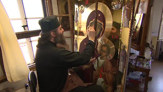 calugar care picteaza icoane