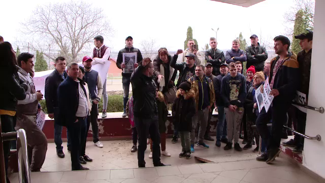 Zeci de oameni au protestat în fața unei primării din Iași din cauza drumurilor proaste