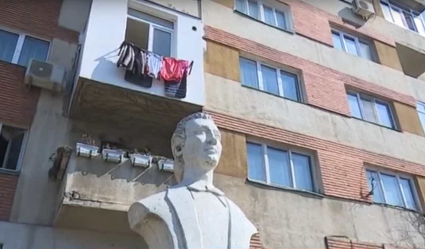 Statuie a lui Eminescu, în curtea unui bloc din Craiova. Cum a ajuns acolo