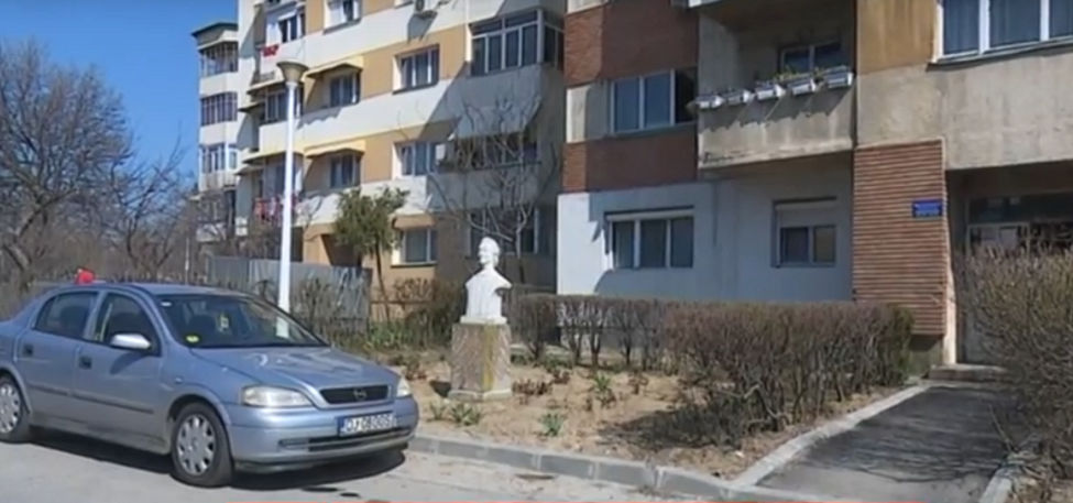 Statuie a lui Eminescu, &icirc;n curtea unui bloc din Craiova