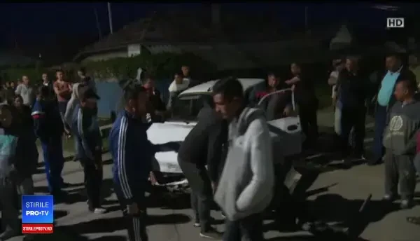 Fetiță de 11 ani, în stare gravă după ce a fost izbită pe trotuar de o mașină ricoșată