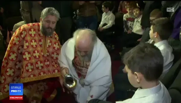 Înaltpreasfințitul Casian a spălat și a sărutat picioarele unor copii, într-un ritual impresionant