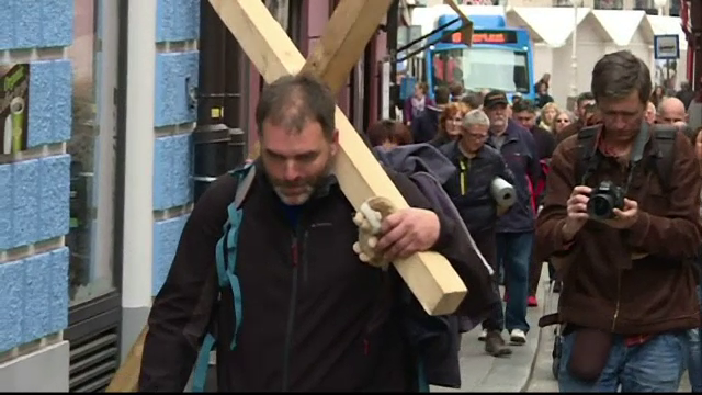 Protestul unui bărbat revoltat că Guvernul a dat bani pe avioane militare în loc să ajute copiii bolnavi